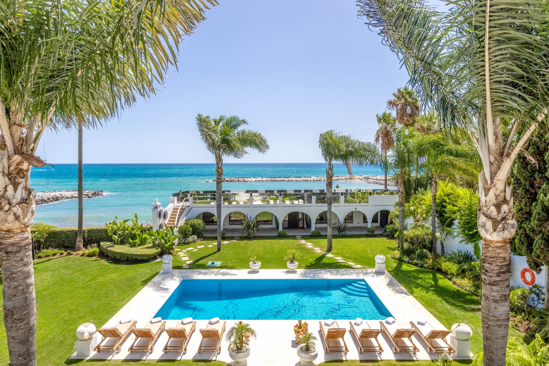 Villa El Martinete, Famosa villa en primera línea de playa en Puerto Banús, construida por Antonio El Bailarín en 1959